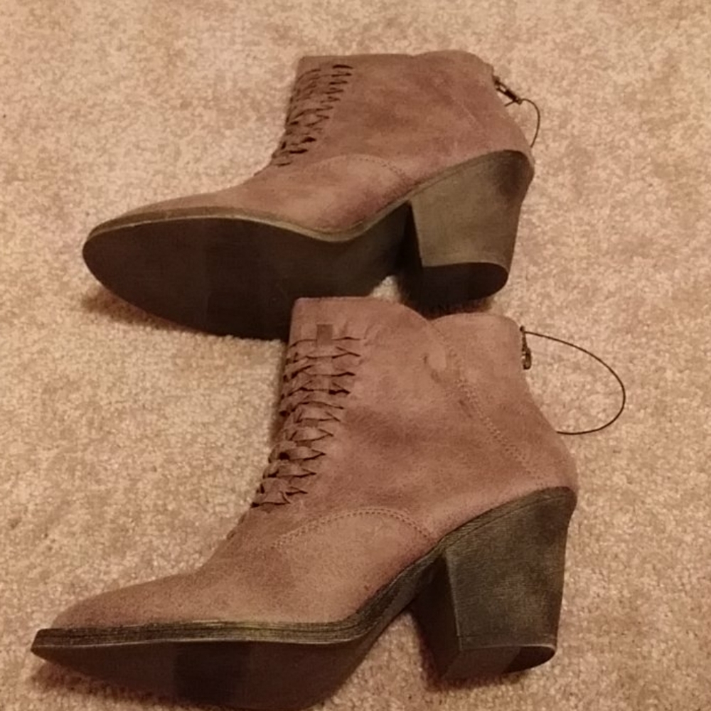 Shoe - Picture 3 of 8